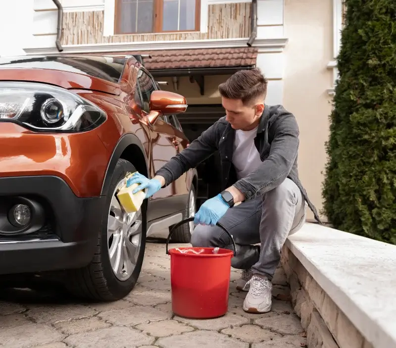 Lavage auto à domicile Viuz-la-Chiésaz : professionnel intervenant sur un véhicule